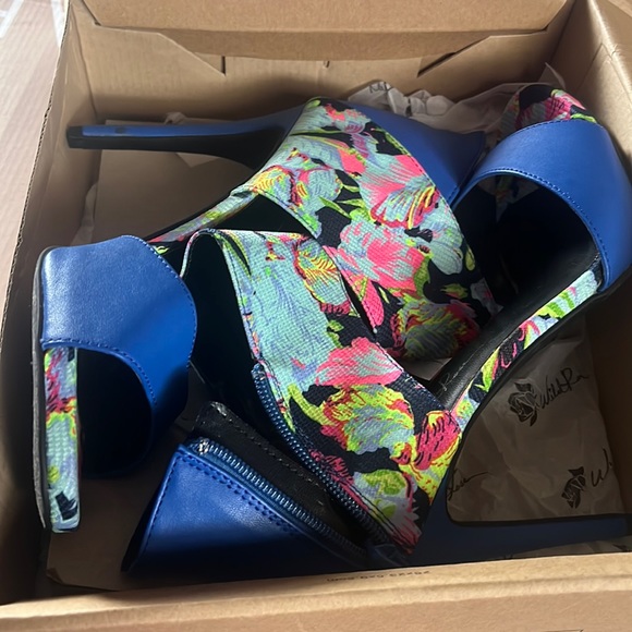 Wild rose heels - Picture 1 of 3